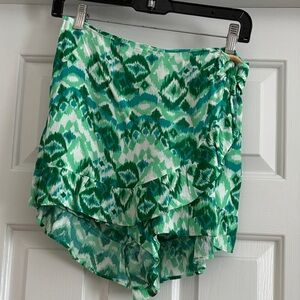 ZARA SKORT WITH WOOD CIRCLE ACCENT. Side zipper. Size Medium.